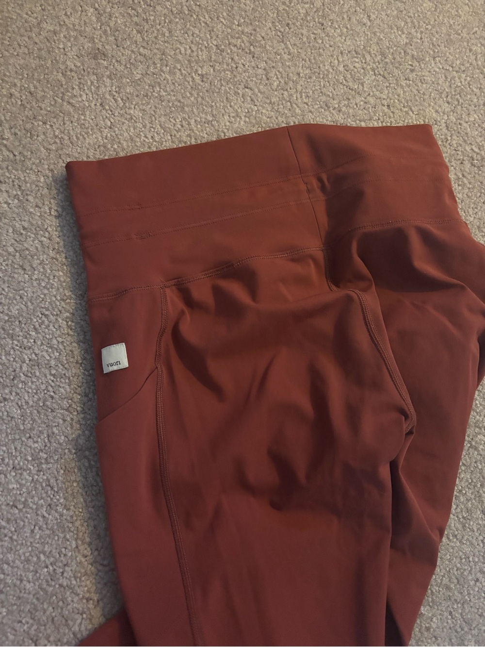 Vuori Daily Pocket Legging in Currant - Picture 7 of 7